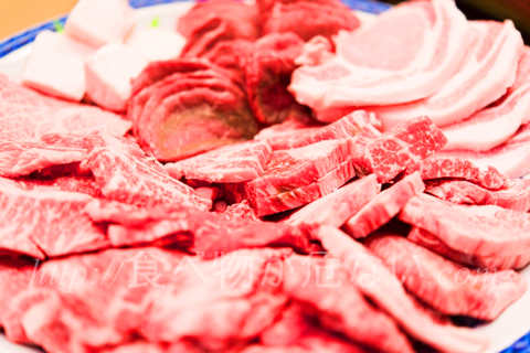 飽和脂肪酸は牛肉や豚肉などの脂に多く含まれているのですが、日本人の肉の摂取量は年々増加しています。